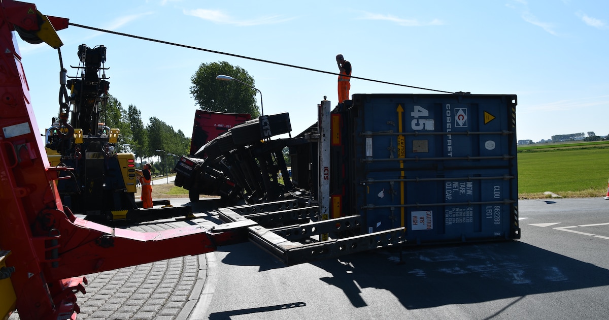 Verkeershinder door gekantelde Belgische vrachtwagen bij Schoondijke