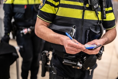 Politie deelt beelden van zware mishandeling op Museumplein, slachtoffer ‘mogelijk belaagd om Feyenoordshirt’