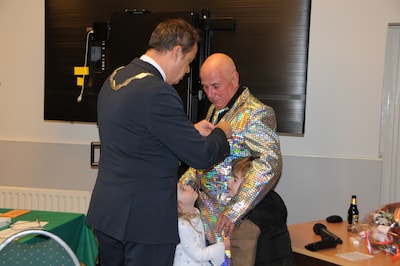 Topscorer aller tijden van Zierikzee speelt zich in de kijker van de majesteit; een lintje voor Kees Verkaart