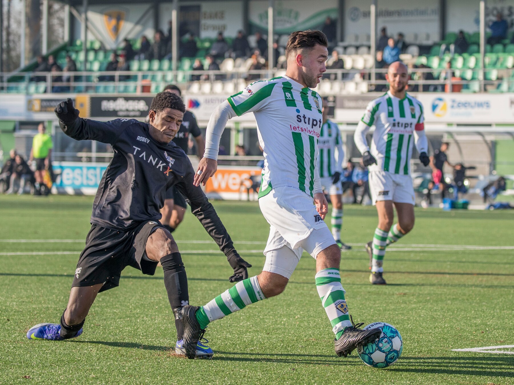 Zorgen over verkeers- en parkeerdrukte bij Kloetings sportpark: ‘Omwonenden kunnen hun oprit niet af’