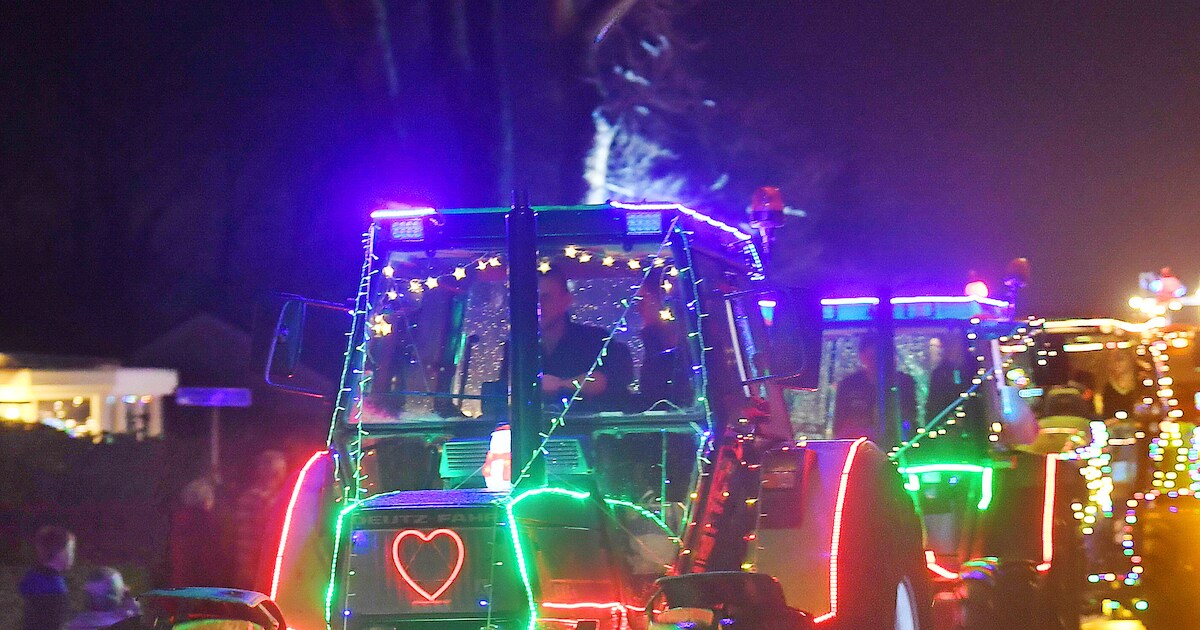 Ruim tachtig boeren ‘demonstreren’ in Veere met lichtjesoptocht | Walcheren