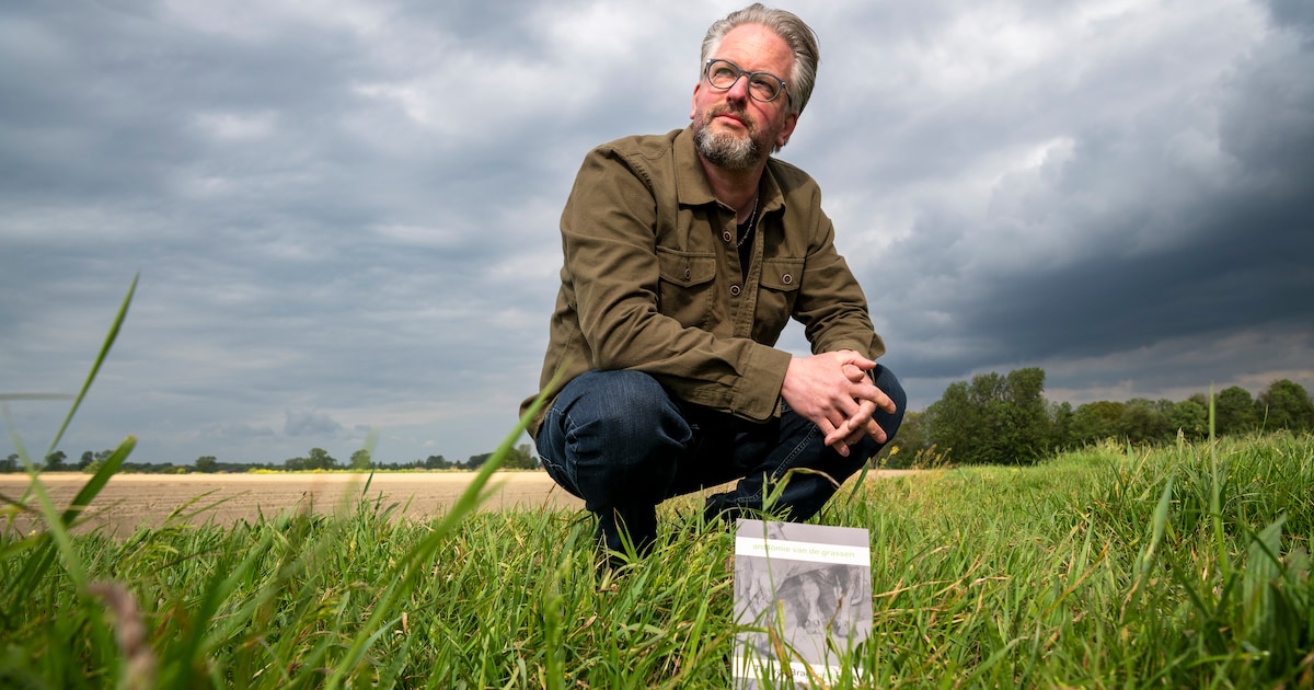 Dichter Tijs van Bragt presenteert nieuwe bundel over gras: ‘Als je goed kijkt, gebeurt er van alles