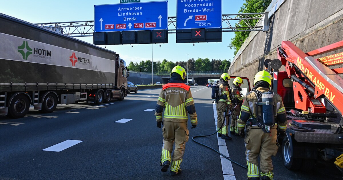 Hoogwerker vliegt in de brand op A16 in Prinsenbeek