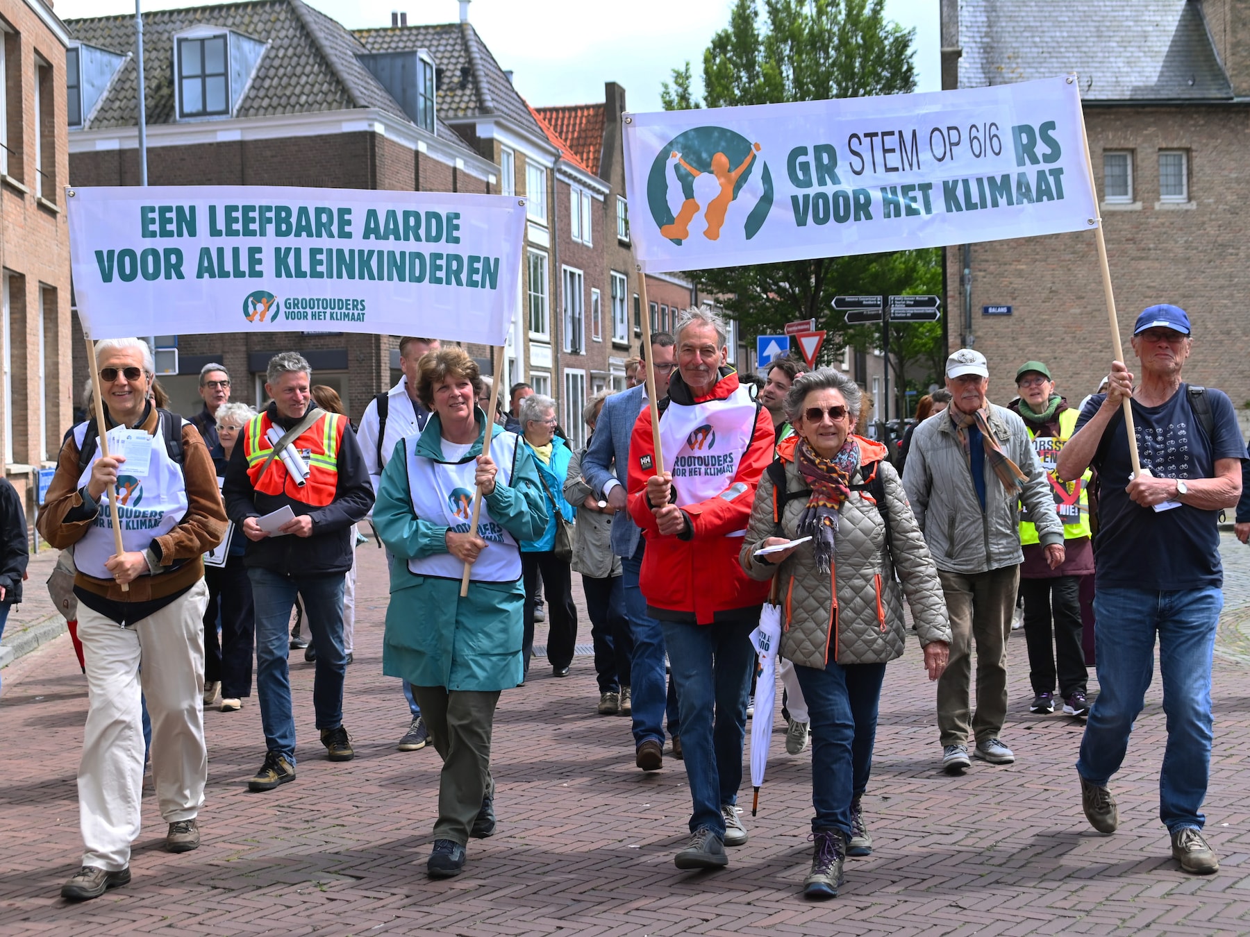 Opa’s en oma’s doen wat ze kunnen voor het klimaat, nu het nog kan: ‘Deze rotzooi is onze schuld’ 