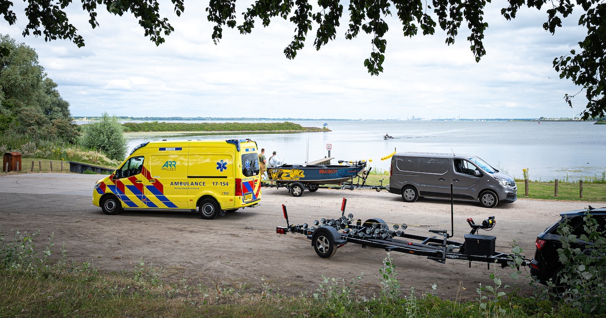 Jetski zinkt bij Numansdorp, eigenaar veilig op de kant