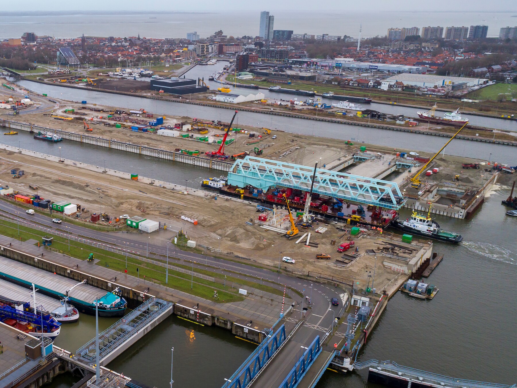 Terugkijken: prachtige beelden van aankomst brug bij Nieuwe Sluis in Terneuzen
