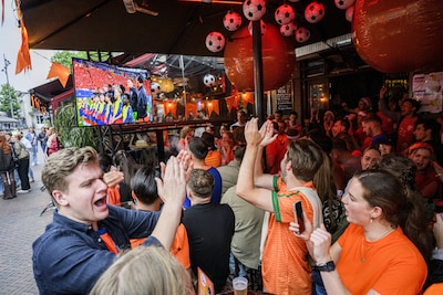 Cafés in Goes mogen open bij nachtelijke wedstrijden van Oranje, maar wie te laat komt, heeft pech