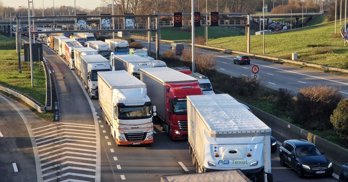 Ongeval in Deurne veroorzaakt hinder op Antwerpse Ring richting Gent: weg vrijgemaakt