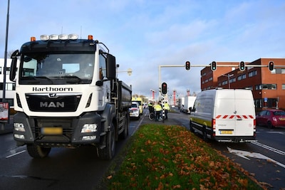 Fietser naar het ziekenhuis na botsing met vrachtwagen in Middelburg