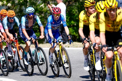 LIVE Giro d’Italia | Knechten van Vingegaard lossen rozetruidrager Eulálio, Poels strijdt mee in kopgroep