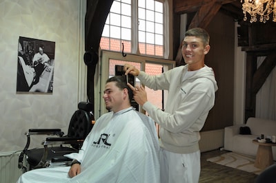 Xavi (17) begint zijn eigen barbershop in Zierikzee: ‘Waarom dingen leren waar ik later niets aan heb?’