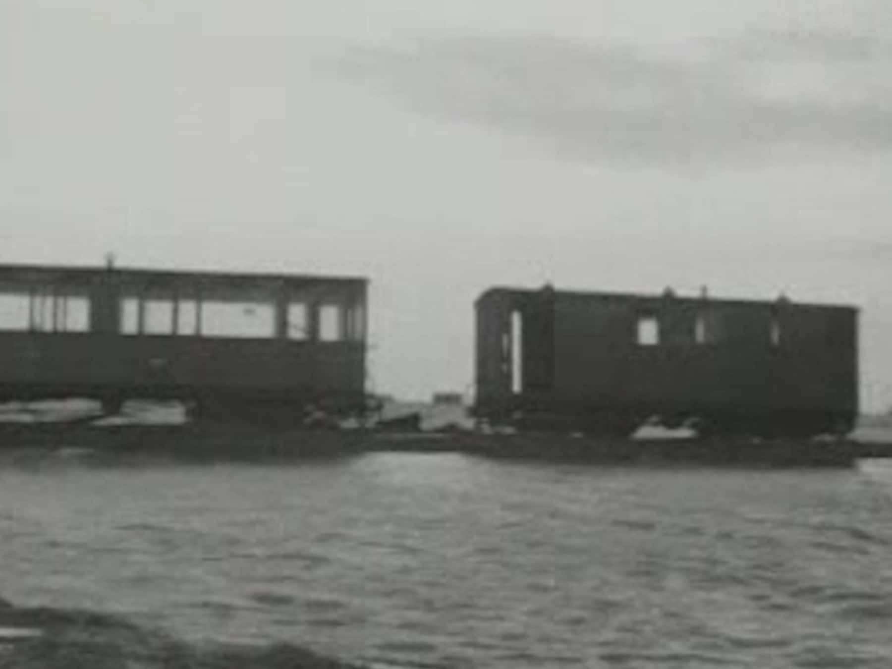 De Watersnoodramp in oude beelden: water zo ver het oog reikt