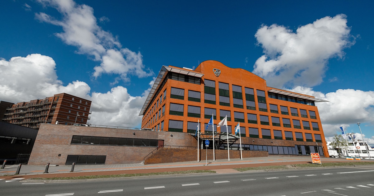 Wie een paar miljoen heeft, kan nu het waterschapskantoor in Terneuzen kopen