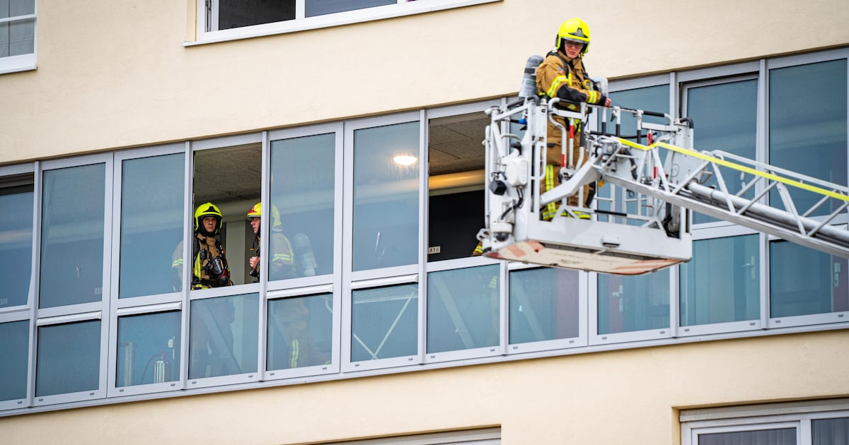 Brand in flatwoning Rotterdam, vijftien woningen ontruimd