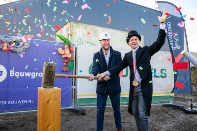Confetti en emotie bij historische mijlpaal voor bouwclubs: ‘Nu kunnen we een frisse start maken’