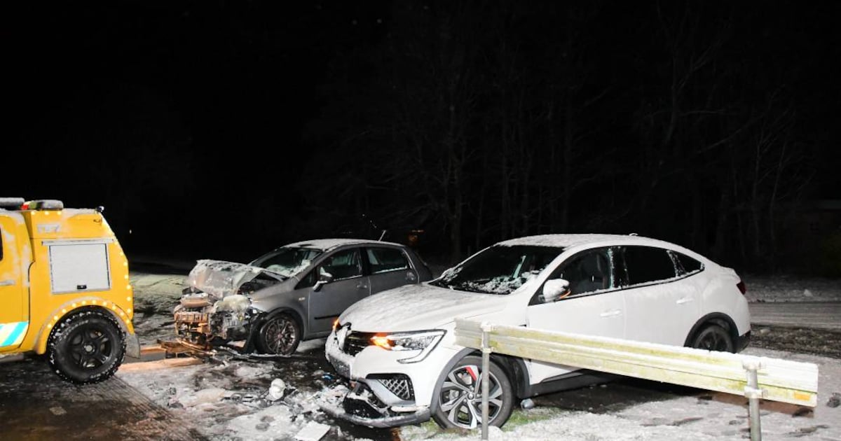 Botsing op T-splitsing bij IJzendijke, beschadigde auto's weggetakeld
