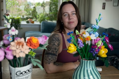 Verlies, verslaving en afwijzing staan op Amy’s huid gegrift: ‘Ik ben er sterk uitgekomen’