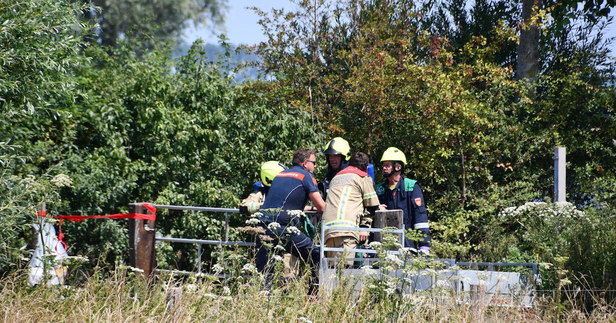 Ongeveer honderd jerrycans gedumpt bij Terneuzen