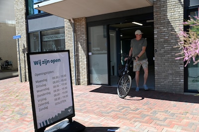 Fietsenstalling in Vlissingen na drie jaar eindelijk open: gemeente vond geen personeel, nu tijdelijk beveiligers