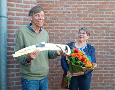 Bert Zwikker krijgt Gouden Jirizaag voor inzet voor wandelnetwerk op Tholen