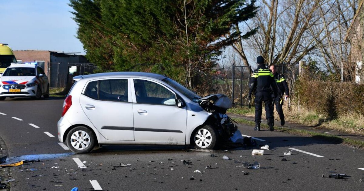 Auto’s botsen op elkaar in Waterlandkerkje
