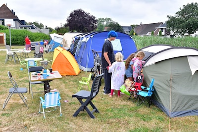 Jubileumweekend van buurtcamping loopt uit op deceptie: ‘Veel mensen denken nog dat we een minimacamping zijn’
