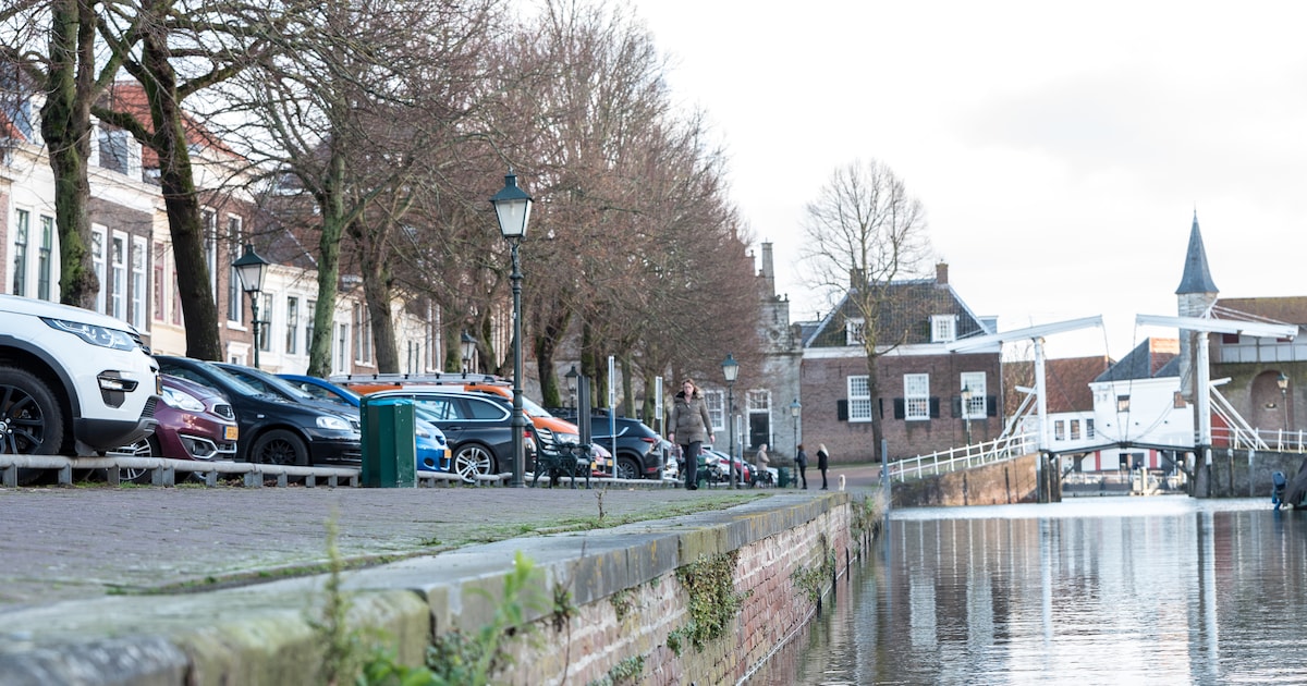 Restauratie kademuren Oude Haven Zierikzee begint: ‘Het gaat wel om 80.000 steentjes aan handwerk’