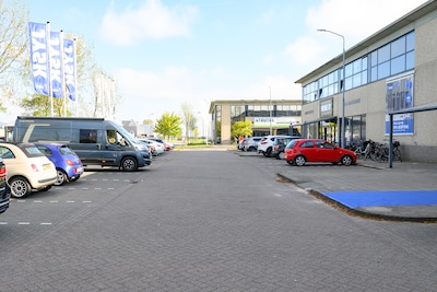 Gemeente en ondernemer in Zierikzee ruilen grond om parkeerdruk te verminderen