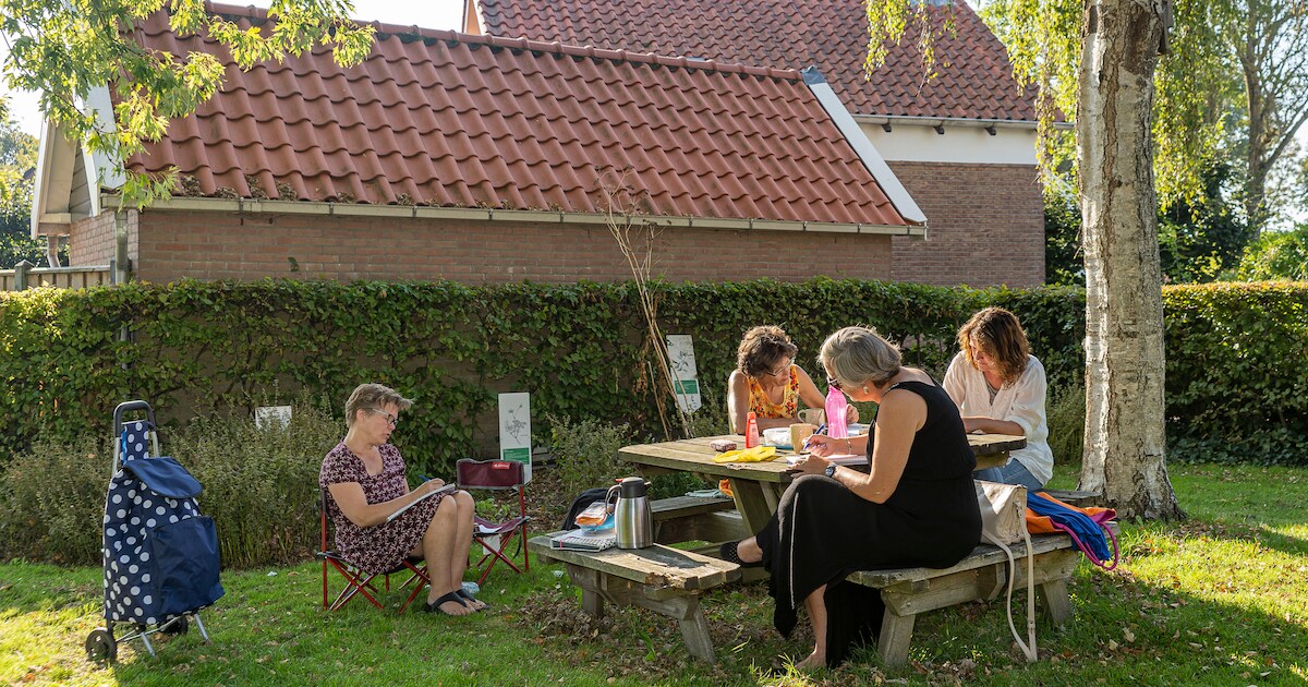 Schrijven en dichten in de buitenlucht. Studio Onbekommerd doet het