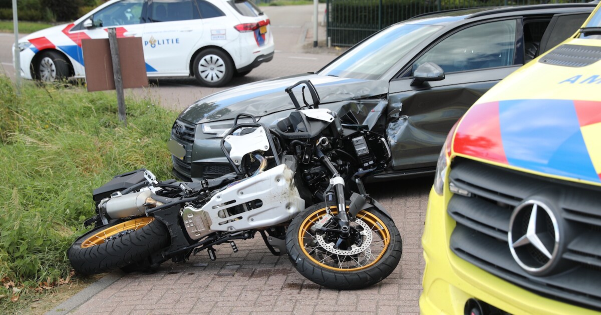 Motorrijder raakt gewond bij botsing met auto in Wouw, slachtoffer naar het ziekenhuis