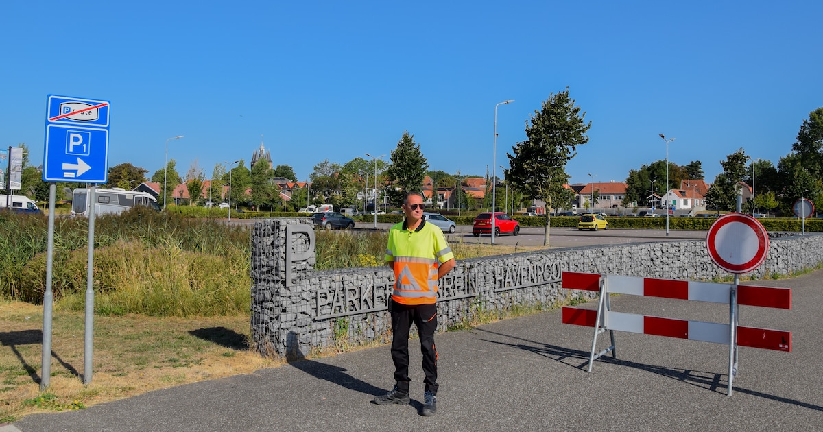 Parkeerplaats vrijgemaakt voor ruim honderd tractoren, wegen stromen vol met vertrekkende vakantiega