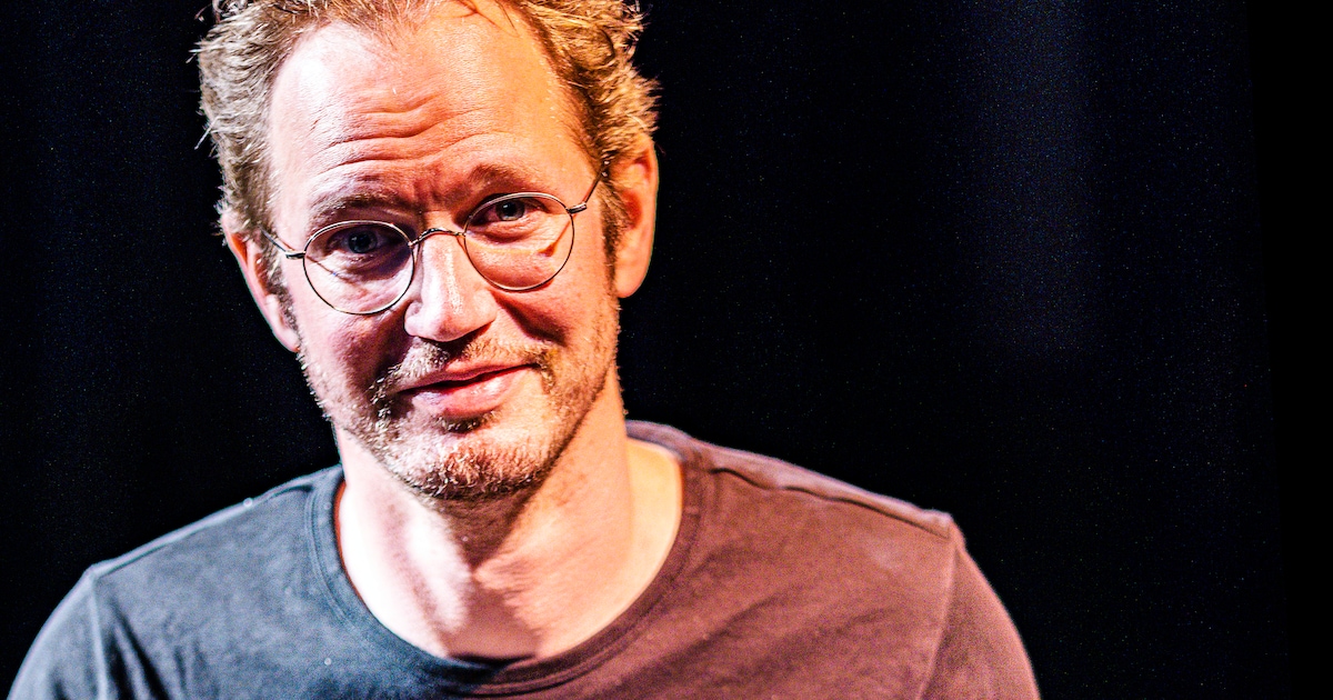 Cabaretier Johan Goossens treedt op in Middelharnis