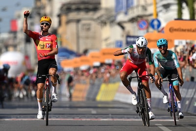 Sprinters komen te laat in vlakke Giro-rit: Fredrik Dversnes boekt verrassende zege