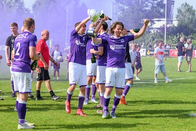 Bruse Boys zet eindelijk de kroon op het werk: kampioen van de derde klasse