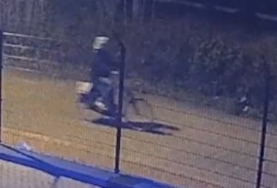 Opnieuw Davidsterren gespoten bij moskee El Feth in Bergen op Zoom, politie deelt beelden van verdachte