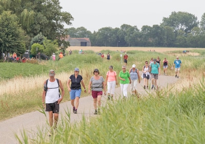 Evenementen nemen maatregelen tegen hitte: van kortere wandeltocht tot kinderbadjes