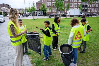 Kinderen ruimen wijk op in Bergen op Zoom: ‘Soms liggen er zelfs seksspeeltjes op straat’