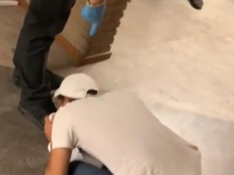 Ongeloof om 'afschuwelijk' filmpje in azc: beveiliger laat asielzoeker  voeten kussen | Binnenland | PZC.nl