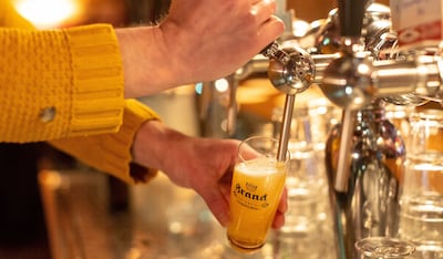 ‘Zieke’ werknemer ontslagen na biertjes tappen op dorpsfeest, nu moet bedrijf duizenden euro’s betalen