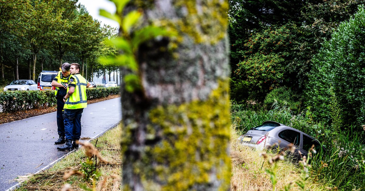 Auto vliegt uit de bocht in Oud-Beijerland, bestuurder komt met de schrik vrij