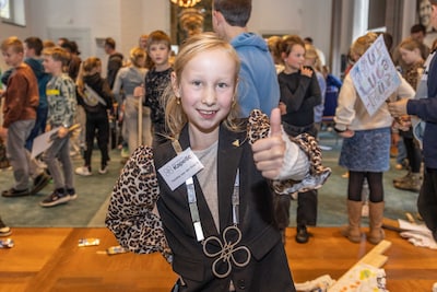Kinderburgemeester Yenthe overtuigt jury met toespraak over pesten: ‘Ik had het zeker niet verwacht’
