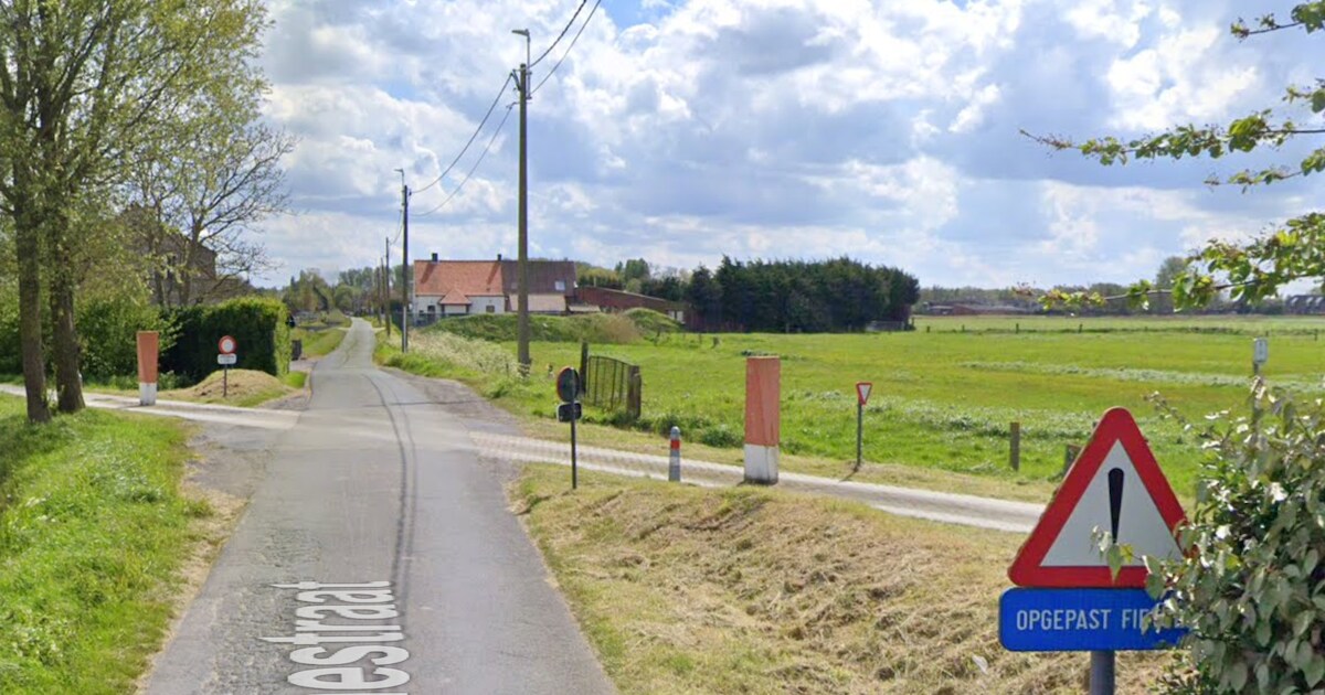 Fietser uit Brugge (25) gewond naar ziekenhuis na aanrijding met bestelwagen in Gistel