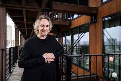 Bergenaar Michael (50) viel van zijn roze wolk en verloor alles, maar won nu wél de Zuiderkerkprijs: ‘Dit voelt als erkenning’