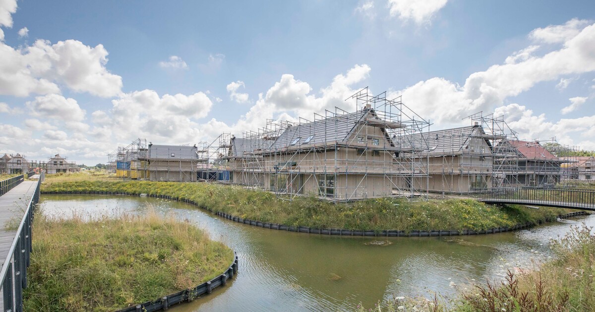 Er wordt weer gebouwd op Veerse Kreek in Wolphaartsdijk, failliete aannemer is vervangen