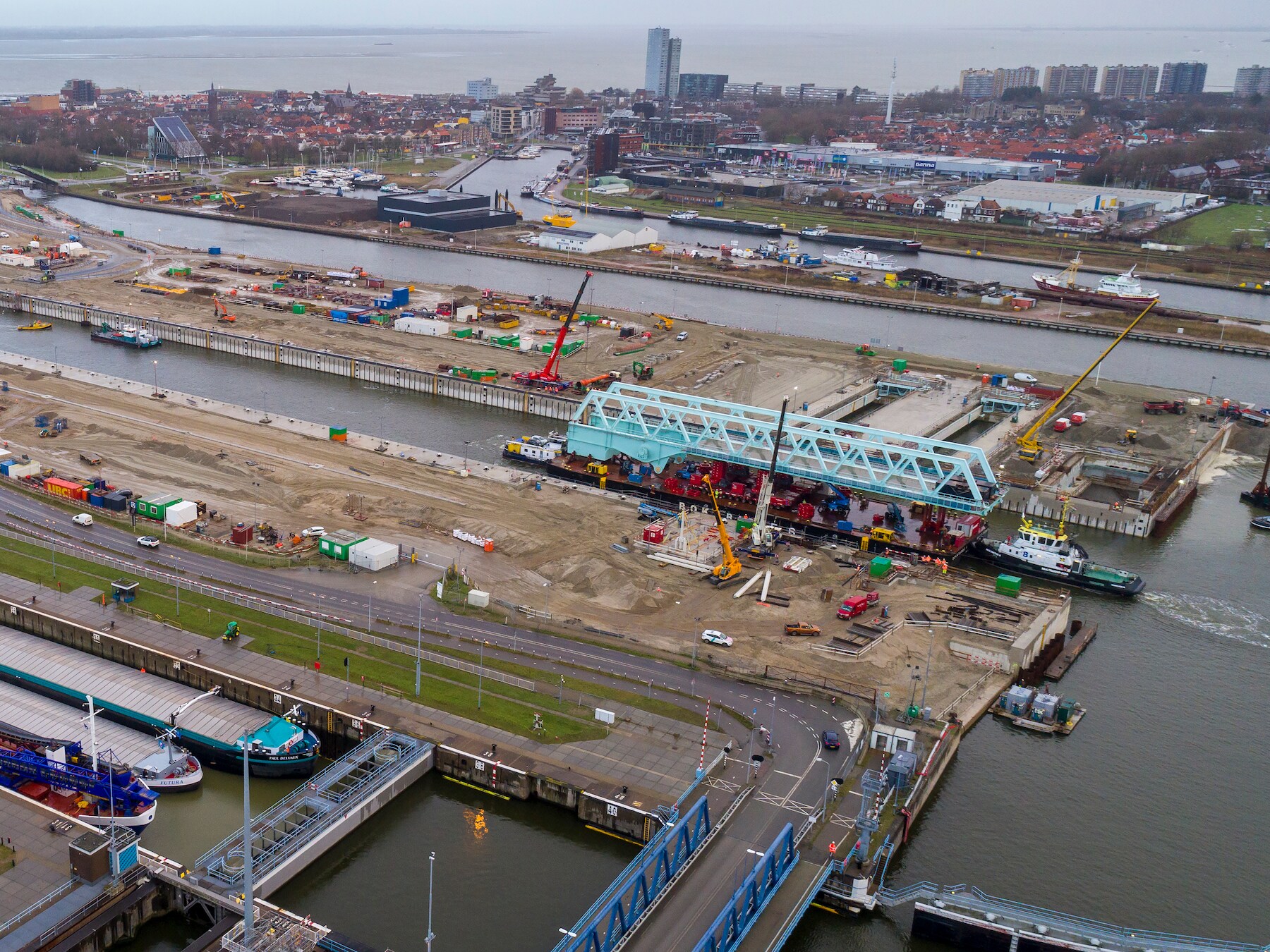 Eerste brug Nieuwe Sluis zakt vandaag beetje bij beetje naar zijn definitieve plek