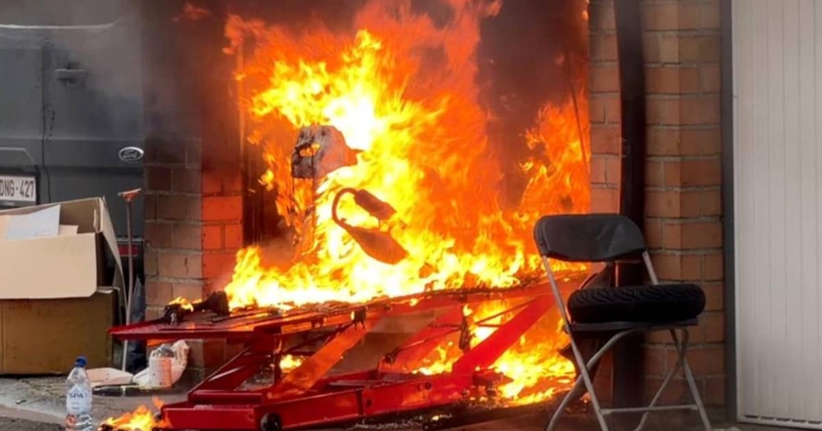 Gesleutel aan bromfietsen loopt fout: jongeren zetten garagebox in lichterlaaie in Brugge