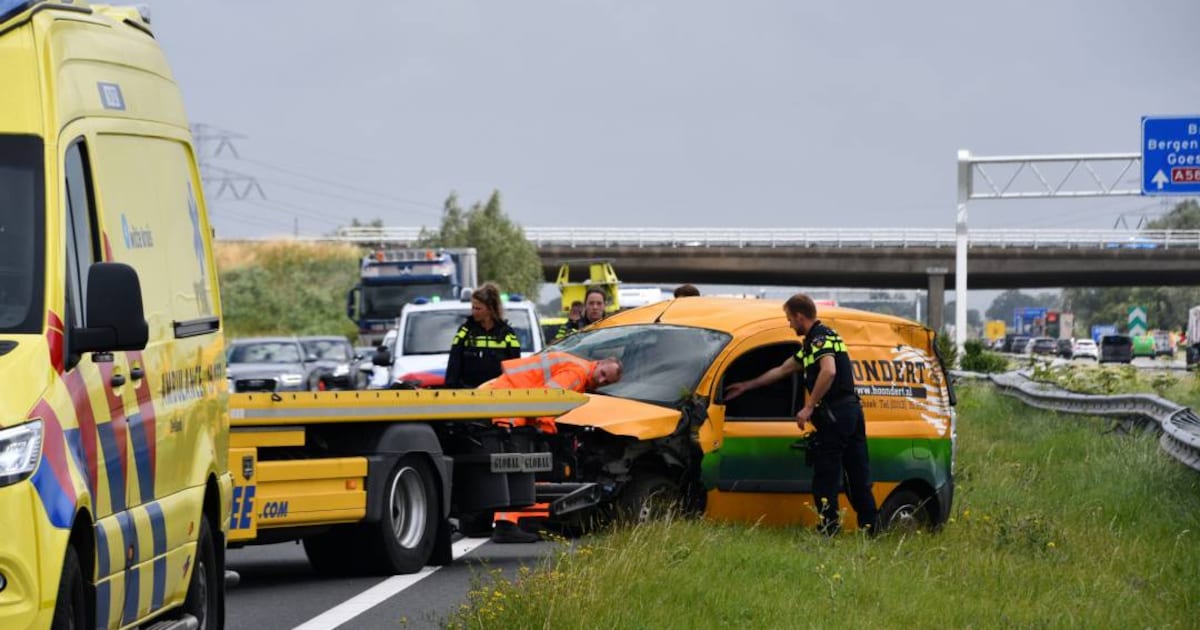 Busje slaat over de kop bij ongeluk op A58 bij Goes.