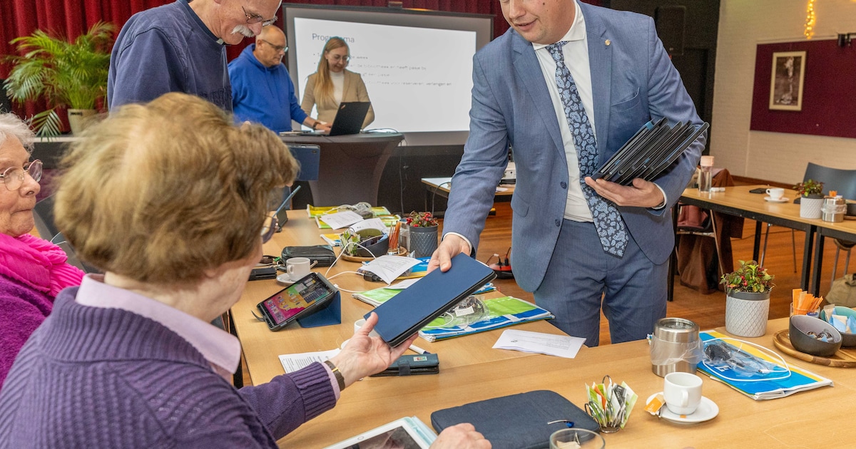 Wethouder deelt gratis tablets uit: ‘Zo kunnen ook inwoners die slag ...