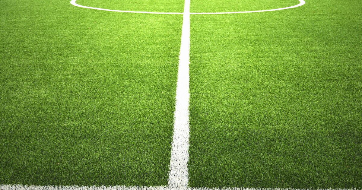 Outdoor lasergamen voor jongeren op voetbalveld in Colijnsplaat