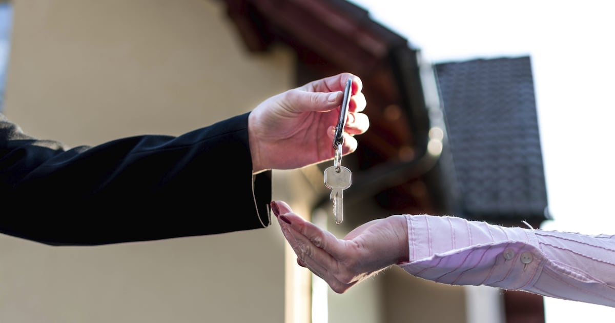 Huurders acht nieuwe woningen Calandweg Zierikzee krijgen de sleutels